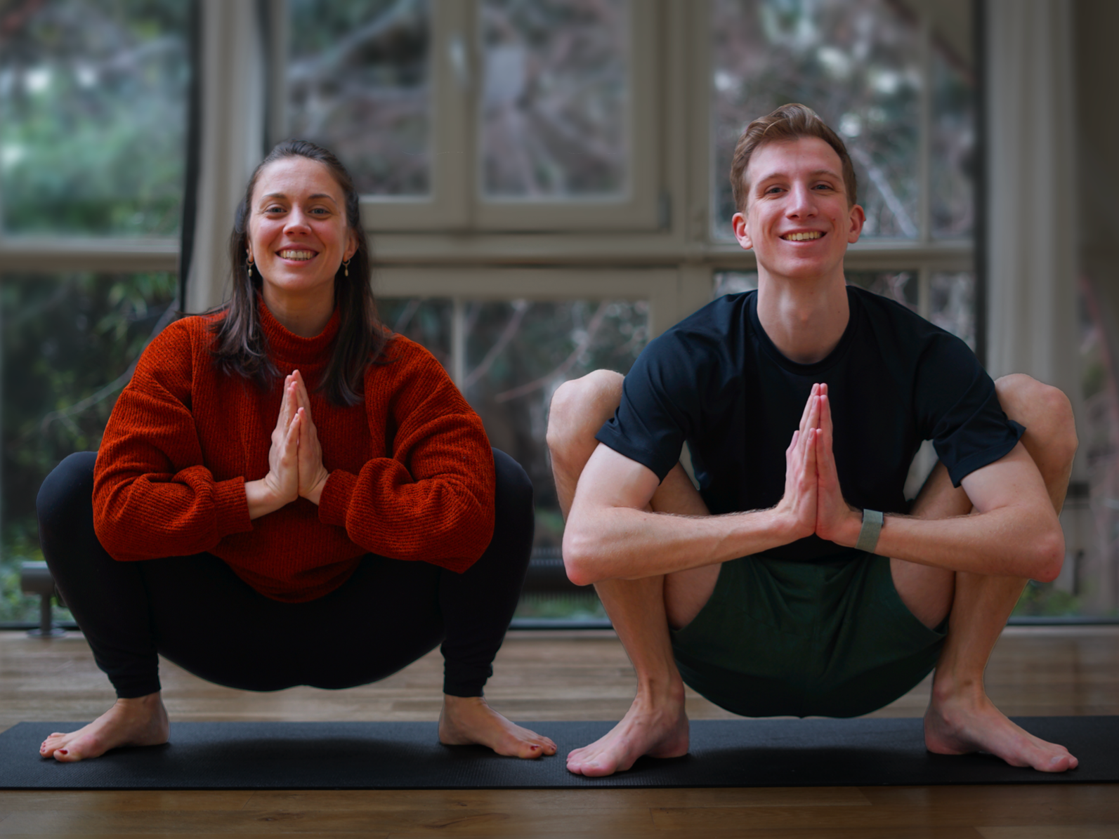 Arthur et Alice sur un tapis de yoga